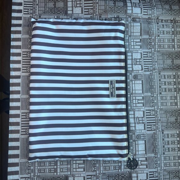 RARE NWOT Henri Bendel Garmet Bag with Pouch to Store it in. - Picture 11 of 15